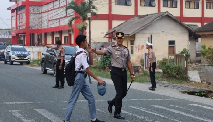 Kapolres PPU Turun Langsung Atur Lalu Lintas di Depan SMA Negeri 1 Penajam