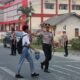 Kapolres PPU Andreas Alek Danantara mengatur lalu lintas di depan SMA Negeri 1 Penajam/Hibata.id
