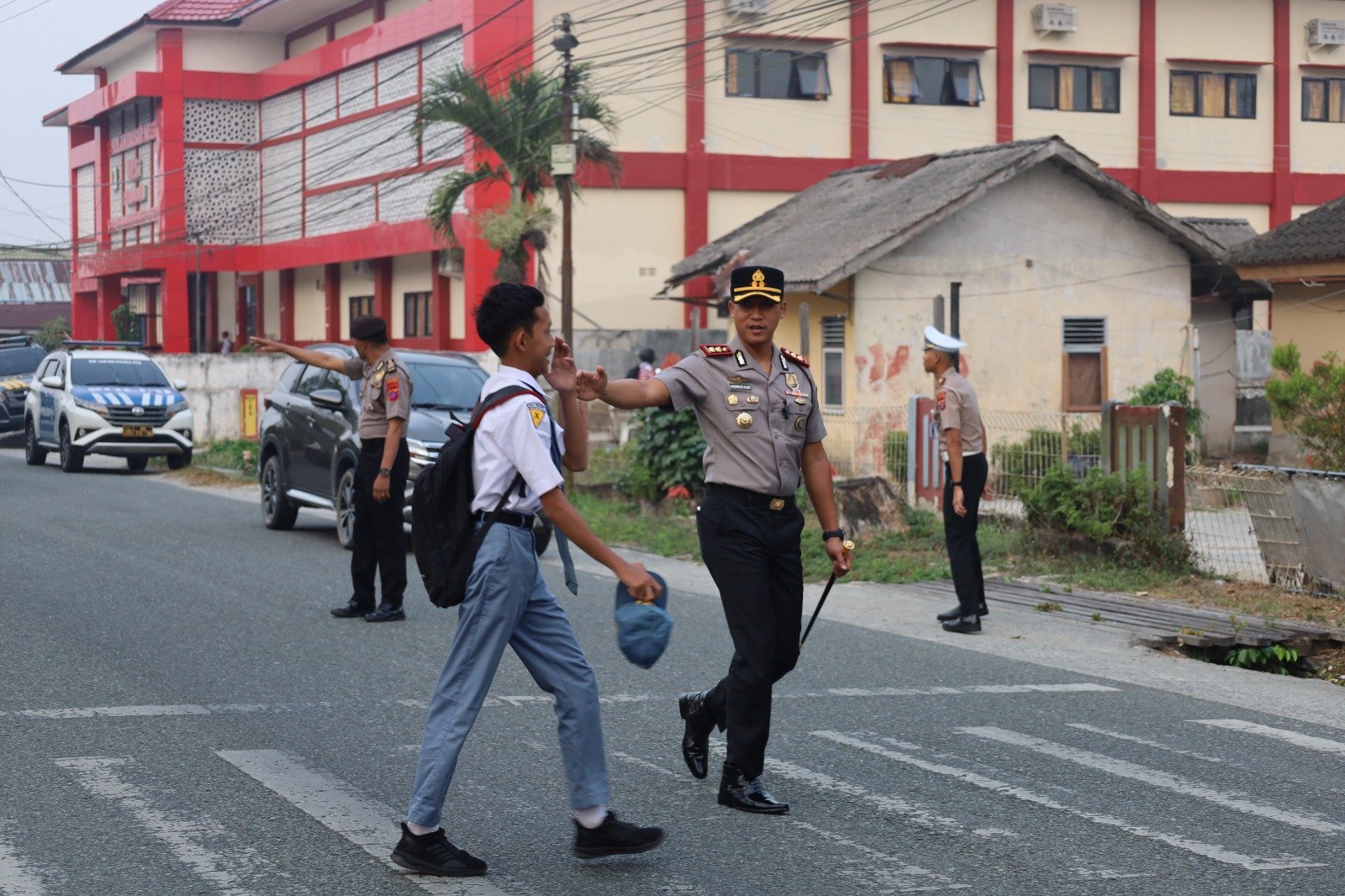 Kapolres PPU Andreas Alek Danantara mengatur lalu lintas di depan SMA Negeri 1 Penajam/Hibata.id