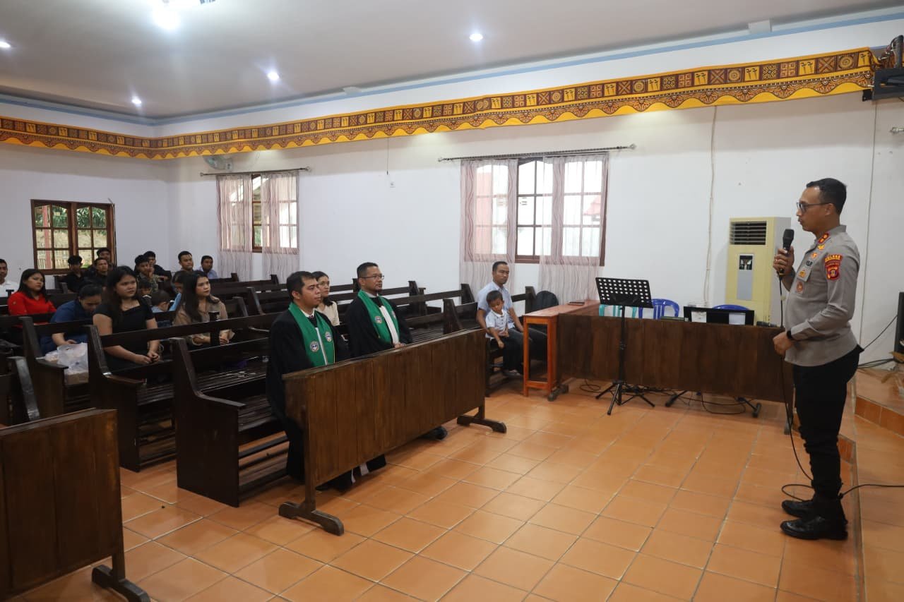Kapolres PPU AKBP Andreas Alek Danantara menghadiri ibadah mingguan di GBKP Permingguan Penajam, Minggu (18/10/2026)/Hibata.id