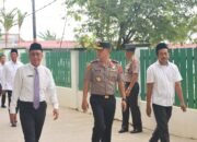 Wakapolda Kaltim bersama jajaran melaksanakan program Polisi Peduli Pendidikan di Ponpes Syaichona Cholil, Balikpapan, Senin (19/10/2026)/Hibata.id