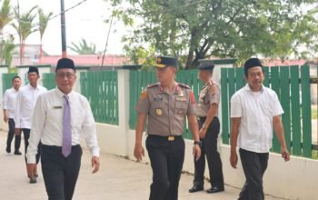 Wakapolda Kaltim bersama jajaran melaksanakan program Polisi Peduli Pendidikan di Ponpes Syaichona Cholil, Balikpapan, Senin (19/10/2026)/Hibata.id