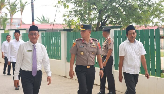 Wakapolda Kaltim Sambangi Ponpes Syaichona Cholil, Ajak Santri Jaga Kamtibmas
