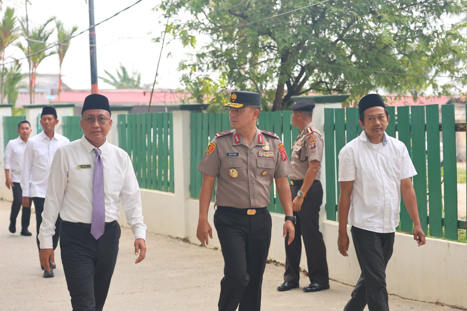 Wakapolda Kaltim bersama jajaran melaksanakan program Polisi Peduli Pendidikan di Ponpes Syaichona Cholil, Balikpapan, Senin (19/10/2026)/Hibata.id