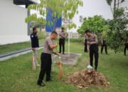 Personel Polres Penajam Paser Utara melaksanakan bakti sosial bersih-bersih masjid dalam rangka HUT Humas Polri ke-75, Senin (19/10/2026)/Hibata.id