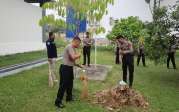 Personel Polres Penajam Paser Utara melaksanakan bakti sosial bersih-bersih masjid dalam rangka HUT Humas Polri ke-75, Senin (19/10/2026)/Hibata.id