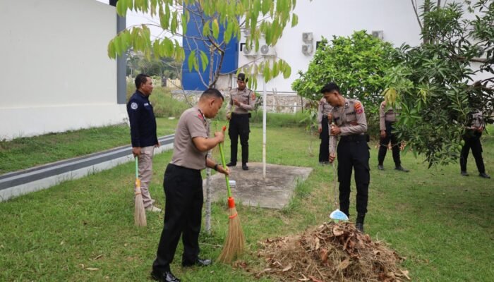 Polres PPU Bersihkan Masjid Peringati HUT Humas Polri ke-75