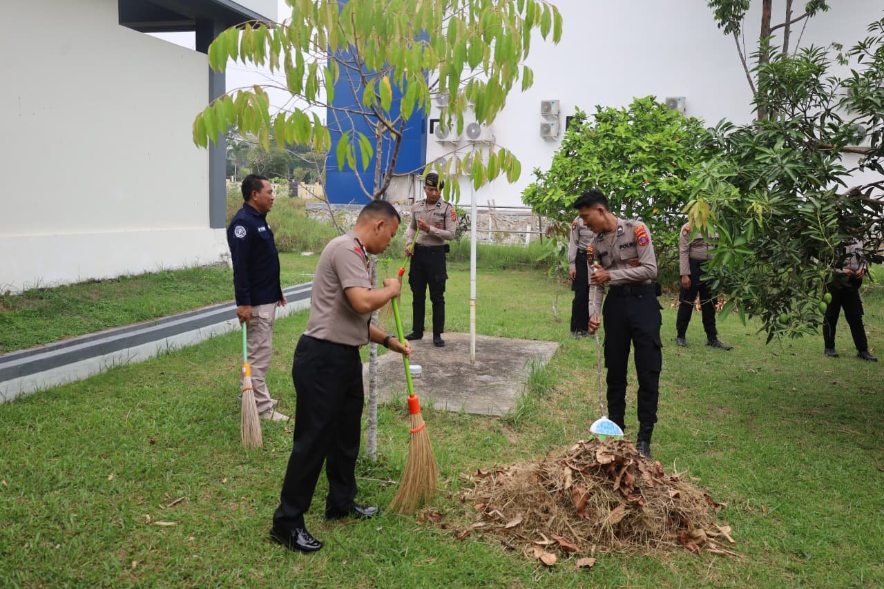 Personel Polres Penajam Paser Utara melaksanakan bakti sosial bersih-bersih masjid dalam rangka HUT Humas Polri ke-75, Senin (19/10/2026)/Hibata.id