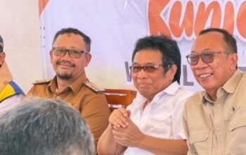 Bupati Buton Tengah Azhari bersama Sekjen Kementerian Transmigrasi Edy Gunawan dan Wakil Ketua Komisi V DPR RI Ridwan Bae saat meninjau usulan pengembangan kawasan di Desa La Gili, Mawasangka Timur, Senin (19/10/2026)/Hibata.id