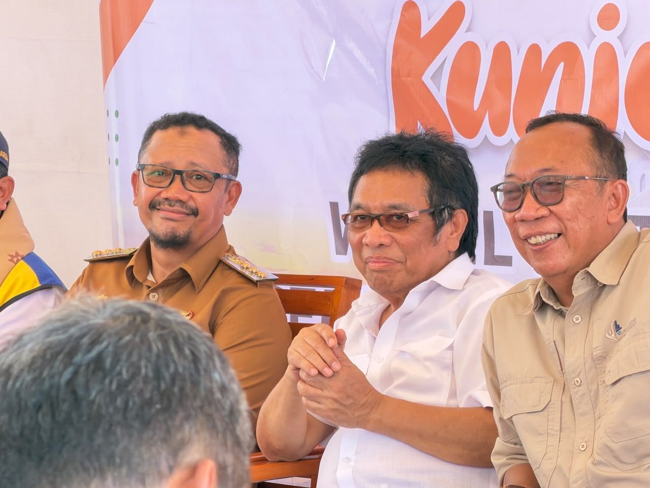 Bupati Buton Tengah Azhari bersama Sekjen Kementerian Transmigrasi Edy Gunawan dan Wakil Ketua Komisi V DPR RI Ridwan Bae saat meninjau usulan pengembangan kawasan di Desa La Gili, Mawasangka Timur, Senin (19/10/2026)/Hibata.id