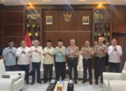 Persiapan kegiatan dibahas dalam pertemuan Ketua Pengurus Wilayah Nahdlatul Ulama (PWNU) Gorontalo, Ibrahim T. Sore, dengan Kapolda Gorontalo Inspektur Jenderal Nurworo Danang di Markas Polda Gorontalo. (Foto: Humas)