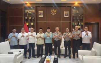 Persiapan kegiatan dibahas dalam pertemuan Ketua Pengurus Wilayah Nahdlatul Ulama (PWNU) Gorontalo, Ibrahim T. Sore, dengan Kapolda Gorontalo Inspektur Jenderal Nurworo Danang di Markas Polda Gorontalo. (Foto: Humas)