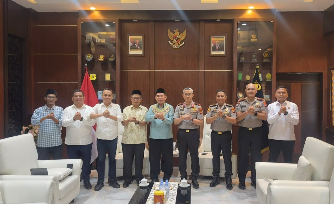 Persiapan kegiatan dibahas dalam pertemuan Ketua Pengurus Wilayah Nahdlatul Ulama (PWNU) Gorontalo, Ibrahim T. Sore, dengan Kapolda Gorontalo Inspektur Jenderal Nurworo Danang di Markas Polda Gorontalo. (Foto: Humas)