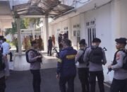 Personel Ditreskrimsus Polda Gorontalo saat melakukan penggeledahan di Kantor Wali Kota Gorontalo, Senin (19/10/2026)/Hibata.id
