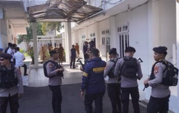 Personel Ditreskrimsus Polda Gorontalo saat melakukan penggeledahan di Kantor Wali Kota Gorontalo, Senin (19/10/2026)/Hibata.id