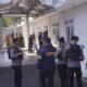 Personel Ditreskrimsus Polda Gorontalo saat melakukan penggeledahan di Kantor Wali Kota Gorontalo, Senin (19/10/2026)/Hibata.id