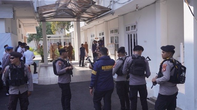 Personel Ditreskrimsus Polda Gorontalo saat melakukan penggeledahan di Kantor Wali Kota Gorontalo, Senin (19/10/2026)/Hibata.id