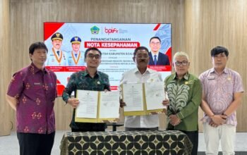 Bupati Boalemo Rum Pagau bersama Kepala BPIFK Kemenperin Dickie Sulistya Aprilyanto saat penandatanganan nota kesepahaman pengembangan industri fesyen dan kriya di Bali, Selasa (20/10/2026)/Hibata.id