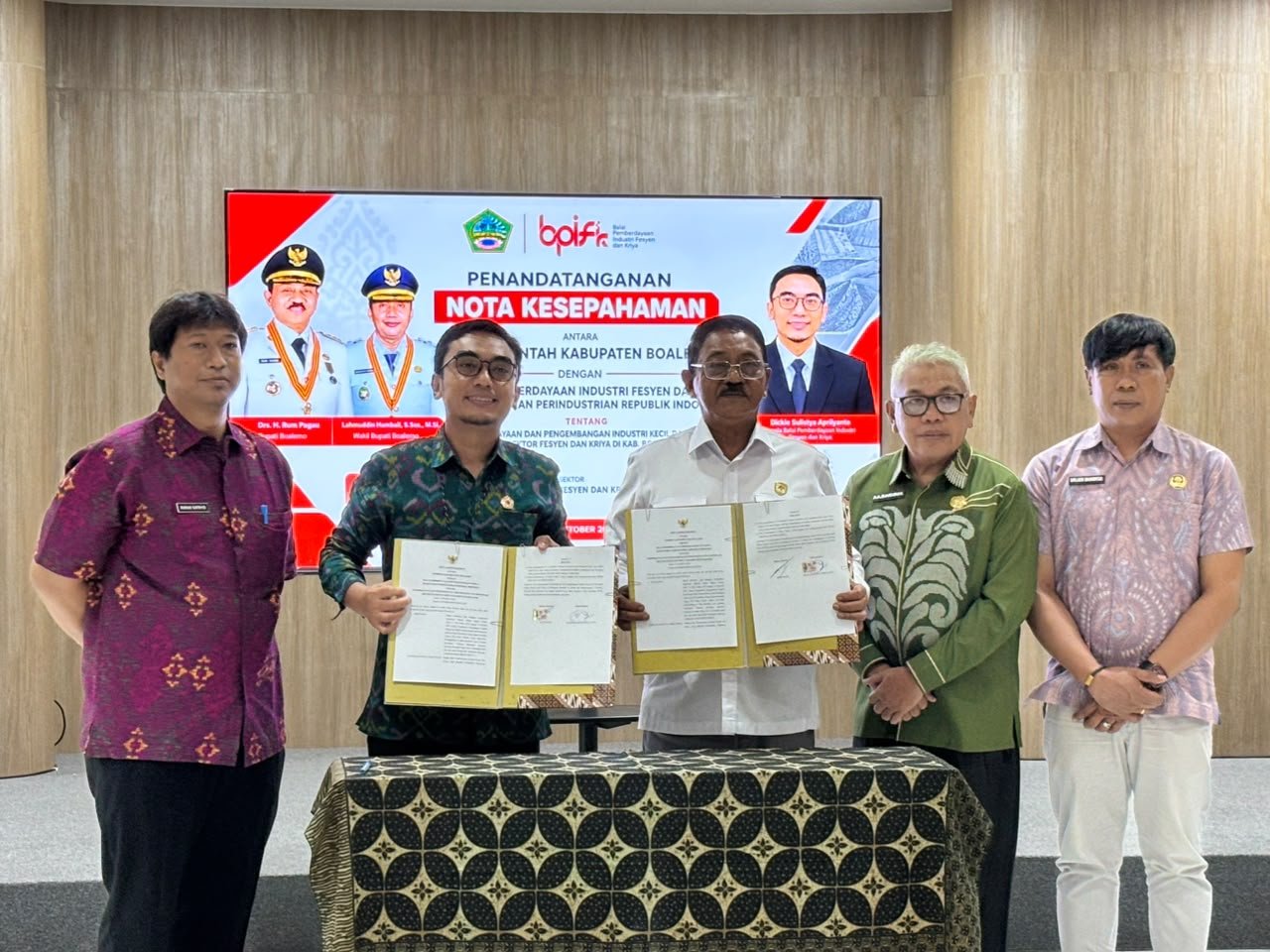 Bupati Boalemo Rum Pagau bersama Kepala BPIFK Kemenperin Dickie Sulistya Aprilyanto saat penandatanganan nota kesepahaman pengembangan industri fesyen dan kriya di Bali, Selasa (20/10/2026)/Hibata.id