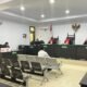 Terdakwa Hendra Abdul saat mengikuti sidang perkara dugaan korupsi kelebihan pembayaran Tunjangan Komunikasi Intensif DPRD Kabupaten Gorontalo tahun anggaran 2022–2023 di Pengadilan Negeri Gorontalo/Hibata.id