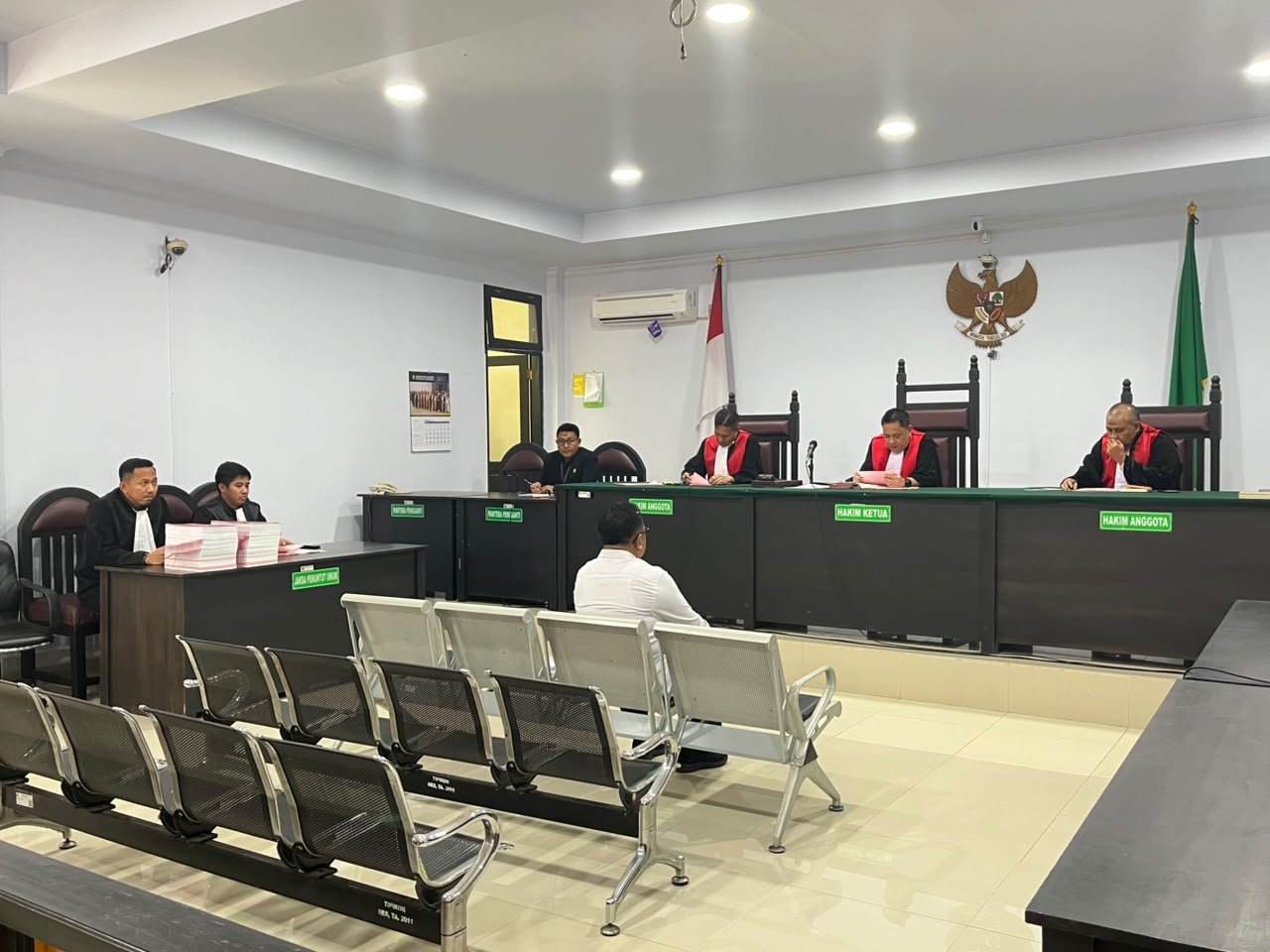 Terdakwa Hendra Abdul saat mengikuti sidang perkara dugaan korupsi kelebihan pembayaran Tunjangan Komunikasi Intensif DPRD Kabupaten Gorontalo tahun anggaran 2022–2023 di Pengadilan Negeri Gorontalo/Hibata.id