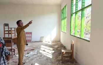 Plt Kepala Dikbud Buton Tengah La Ode Amaluddin meninjau dugaan ketidaksesuaian pekerjaan revitalisasi di SMPN Satap 20 Buteng/Hibata.id