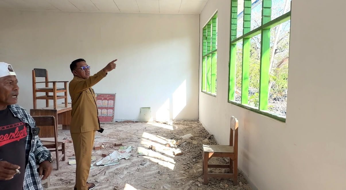 Plt Kepala Dikbud Buton Tengah La Ode Amaluddin meninjau dugaan ketidaksesuaian pekerjaan revitalisasi di SMPN Satap 20 Buteng/Hibata.id