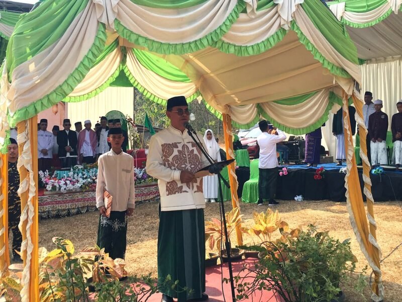Sekretaris Daerah Bone Bolango Iwan Mustapa saat menghadiri peringatan Hari Santri Nasional 2026 di Pondok Pesantren Khairul Hikmah, Desa Longalo, Kecamatan Bulango Utara, Kamis (22/10/2026)/Hibata.id