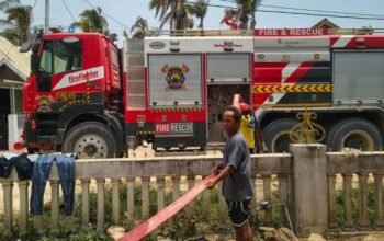 Pani Gold Mine mengerahkan personel dan peralatan pemadam untuk membantu menangani kebakaran lahan di Dusun Kapali, Desa Hulawa, Kabupaten Pohuwato, pada 18 Oktober 2026.
