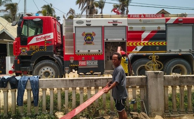 Pani Gold Mine mengerahkan personel dan peralatan pemadam untuk membantu menangani kebakaran lahan di Dusun Kapali, Desa Hulawa, Kabupaten Pohuwato, pada 18 Oktober 2026.