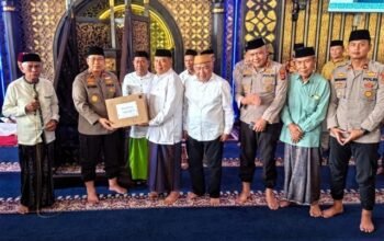 Wakil Bupati Gorontalo Tonny S. Junus mengapresiasi kegiatan Jumat Curhat yang digelar Polda Gorontalo melalui penyerahan tali asih kepada pengurus Masjid Agung Baiturrahman, Limboto, Jumat, 23 Oktober 2026.