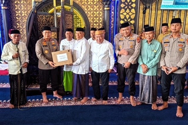 Wakil Bupati Gorontalo Tonny S. Junus mengapresiasi kegiatan Jumat Curhat yang digelar Polda Gorontalo melalui penyerahan tali asih kepada pengurus Masjid Agung Baiturrahman, Limboto, Jumat, 23 Oktober 2026.