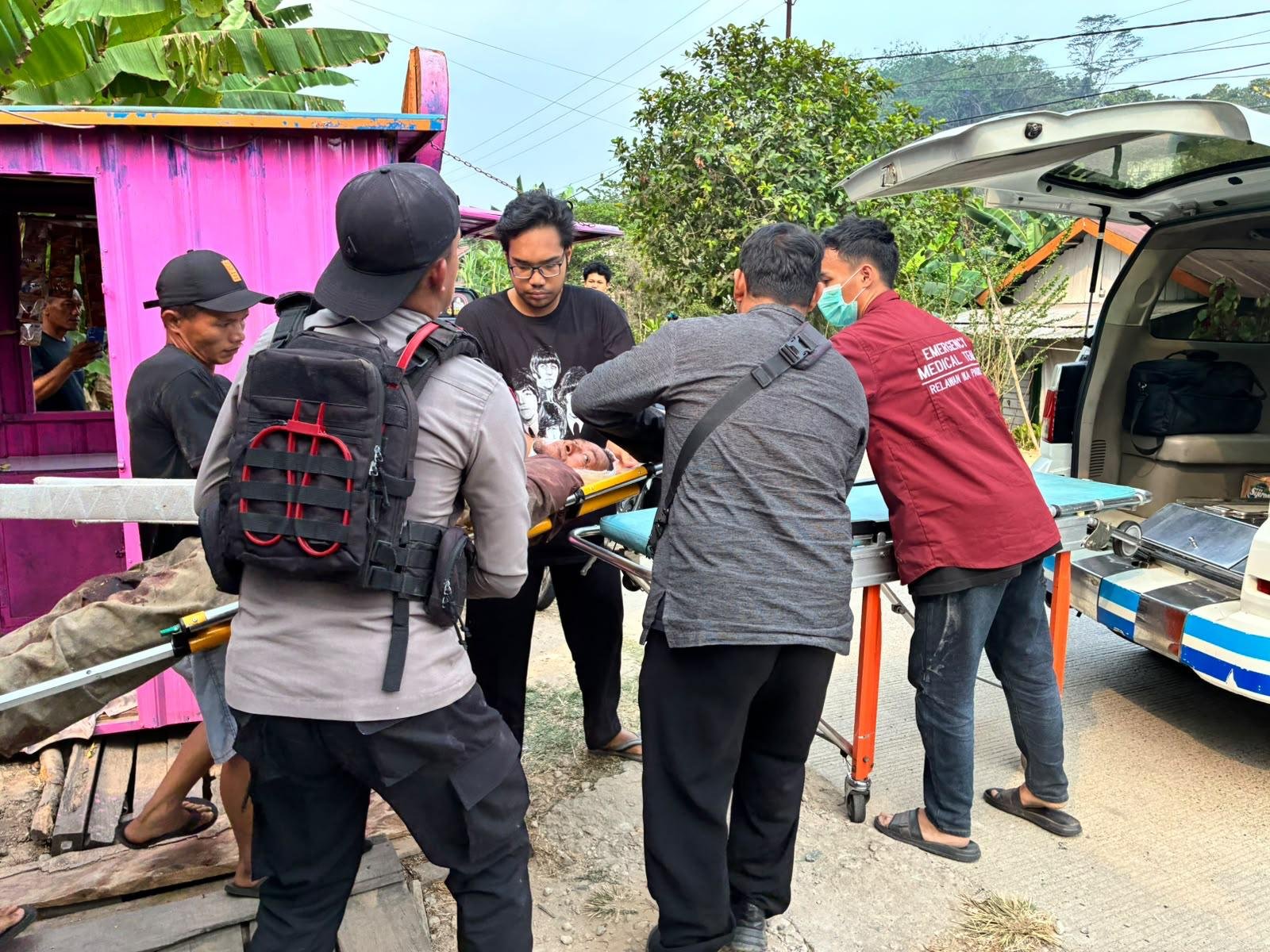 Seorang pria mengalami luka berat dalam dugaan penyerangan di Samarinda Utara. Polisi memeriksa saksi dan mengamankan celurit serta dodos sebagai barang bukti/Hibata.id