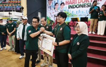 Wali Kota Balikpapan Rahmad Masāud mengajak warga rutin memeriksa kesehatan. IDI Balikpapan melayani sekitar 1.200 warga secara gratis/Hibata.id