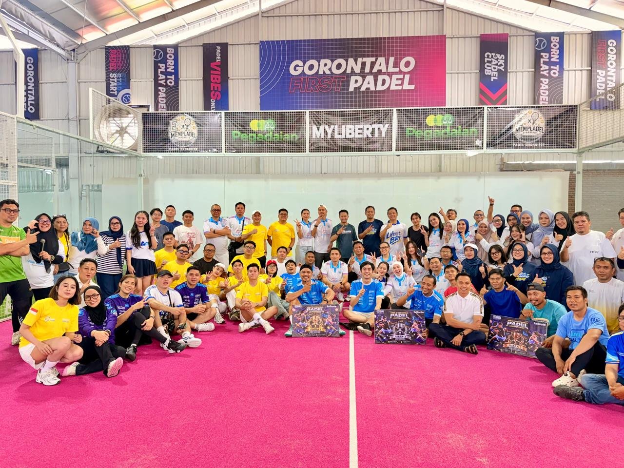 Turnamen padel BRI Area Gorontalo menyambut HUT ke-131 BRI. Cabang Gorontalo menjadi juara pertama, disusul Kotamobagu dan Buol/Hibata.id