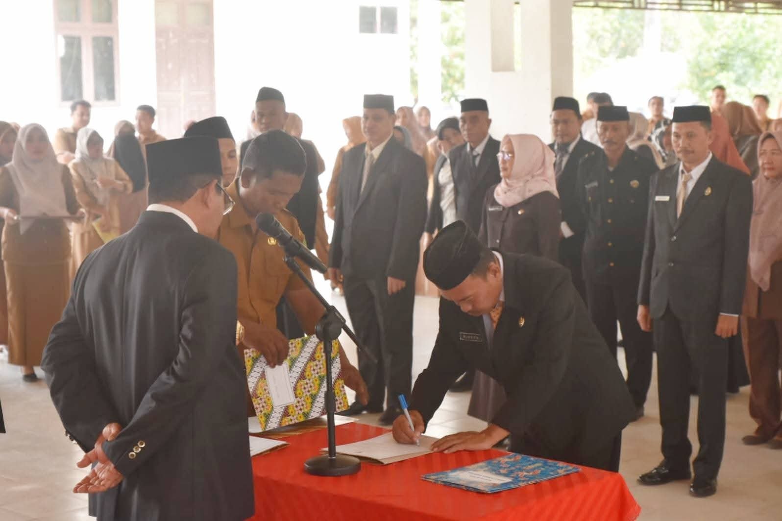 Bupati Boalemo Rum Pagau menegaskan penempatan pejabat berdasarkan kompetensi dan kinerja serta meminta ASN meningkatkan profesionalisme dan reformasi birokrasi/Hibata.id