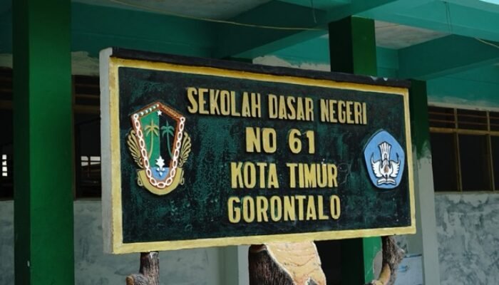 Kepsek SDN 61 Bantah Atap Retak: Tersibak Angin, Bukan Rusak Konstruksi