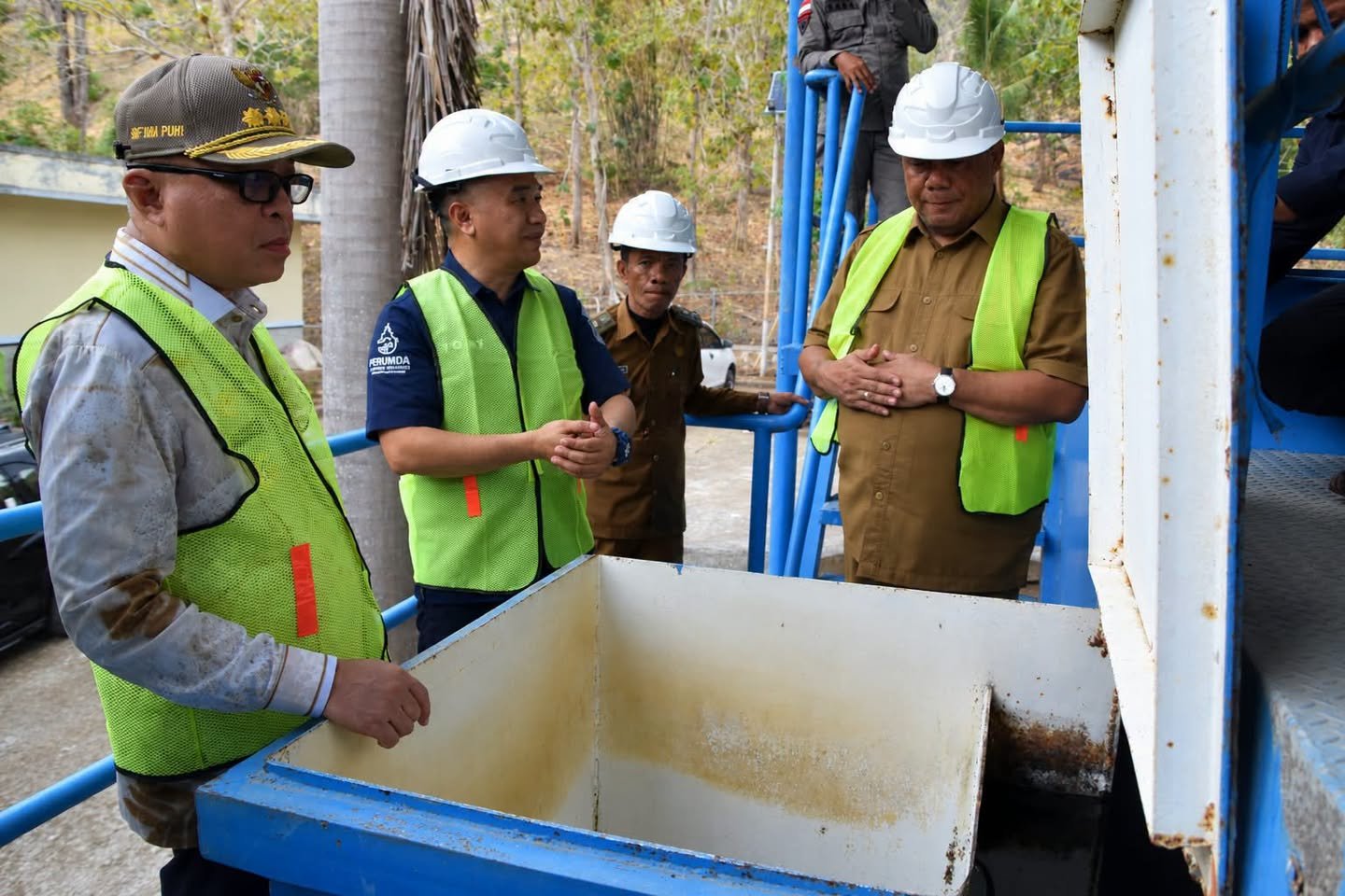 Bupati Gorontalo Sofyan Puhi meninjau IPA Bulota di Limboto. Debit air saat ini 15–16 liter per detik, di bawah kapasitas maksimal 60 liter per detik/Hibata.id