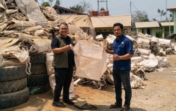 DLHK Gorontalo mengapresiasi pengolahan karung bekas menjadi tempat sampah dan wadah tanaman di Pohuwato sebagai upaya mengurangi sampah/Hibata.id