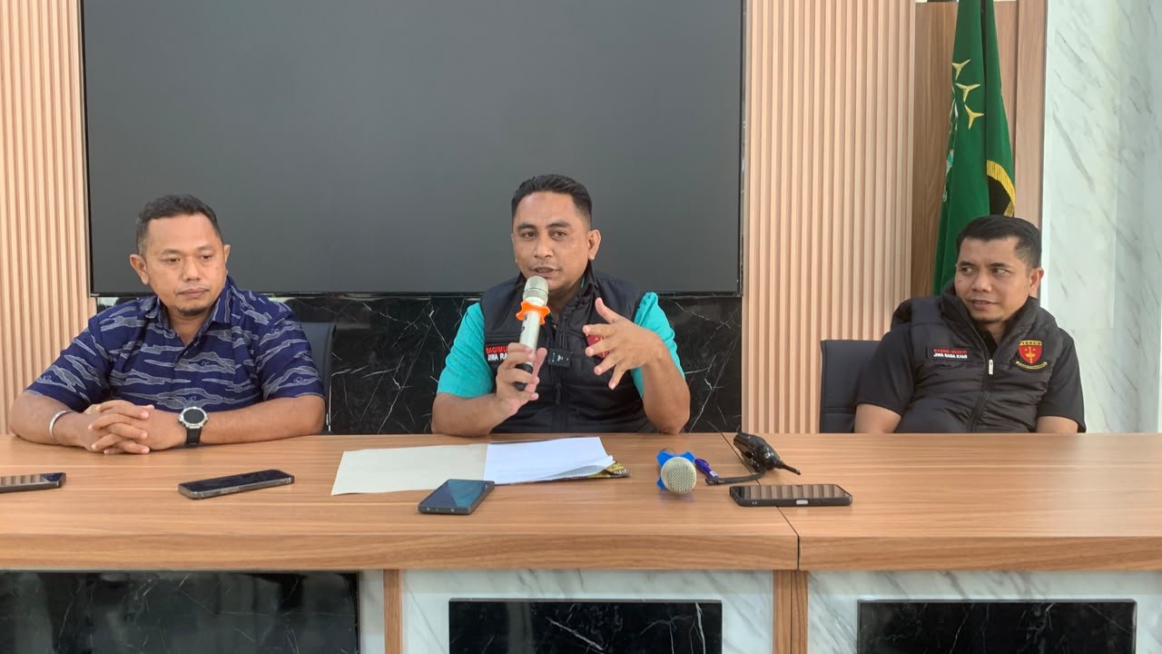 Kejaksaan Tinggi (Kejati) Gorontalo menggelar konferensi pers usai menahan mantan Penjabat Gubernur Gorontalo, Hamka Hendra Noer, dalam kasus dugaan korupsi pengadaan Command Centre Video Wall tahun anggaran 2022/Hibata.id